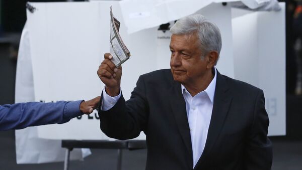 Presidential candidate Andres Manuel Lopez Obrador, of the MORENA party, shows his ballot to the press before casting it during general elections in Mexico City, Sunday, July 1, 2018. Sunday’s elections for posts at every level of government are Mexico’s largest ever and have become a referendum on corruption, graft and other tricks used to divert taxpayer money to officials’ pockets and empty those of the country’s poor - Sputnik Brasil