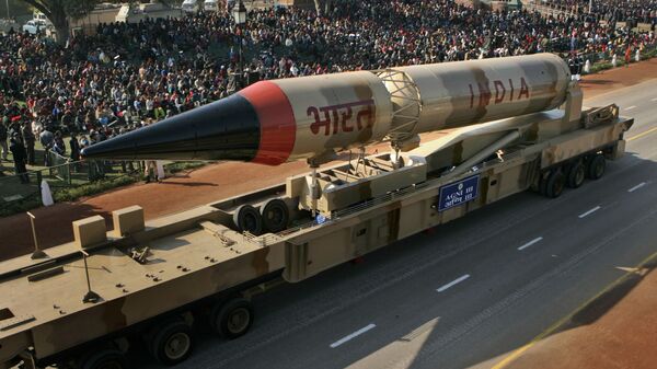 Modelo do míssil indiano Agni-3 durante ensaio da Parada do Dia da República, Nova Deli - Sputnik Brasil