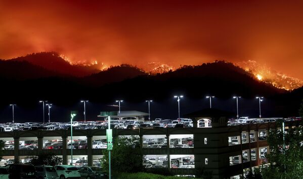 Incêndios florestais se aproximando de um estacionamento de carros em Capay, Califórnia - Sputnik Brasil