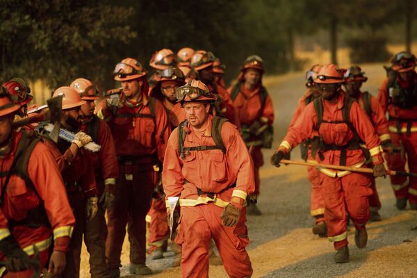 Bombeiros durante extinção de incêndios florestais, Califórnia - Sputnik Brasil
