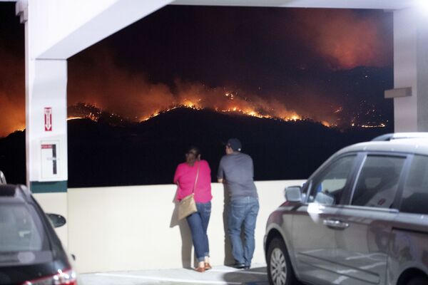 Pessoas olhando para incêndios florestais à noite, Califórnia - Sputnik Brasil