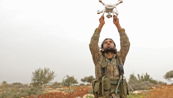 Rebelde sírio apoiado pela Turquia usando um drone em um posto de monitoramento perto da cidade síria de Qilah - Sputnik Brasil