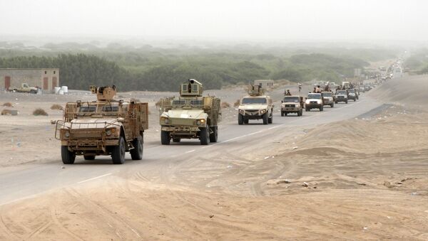 Uma coluna de forças iemenitas pró-governo e veículos blindados chega ao distrito de al-Durayhimi. - Sputnik Brasil