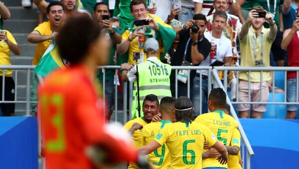 Brasil comemora primeiro gol contra o México - Sputnik Brasil