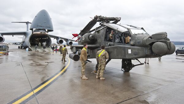 Helicóptero de ataque AH-64 Apache e um avião de transporte Galaxy C-5 estacionados na base aérea estadunidense de Ramstein, Alemanha - Sputnik Brasil