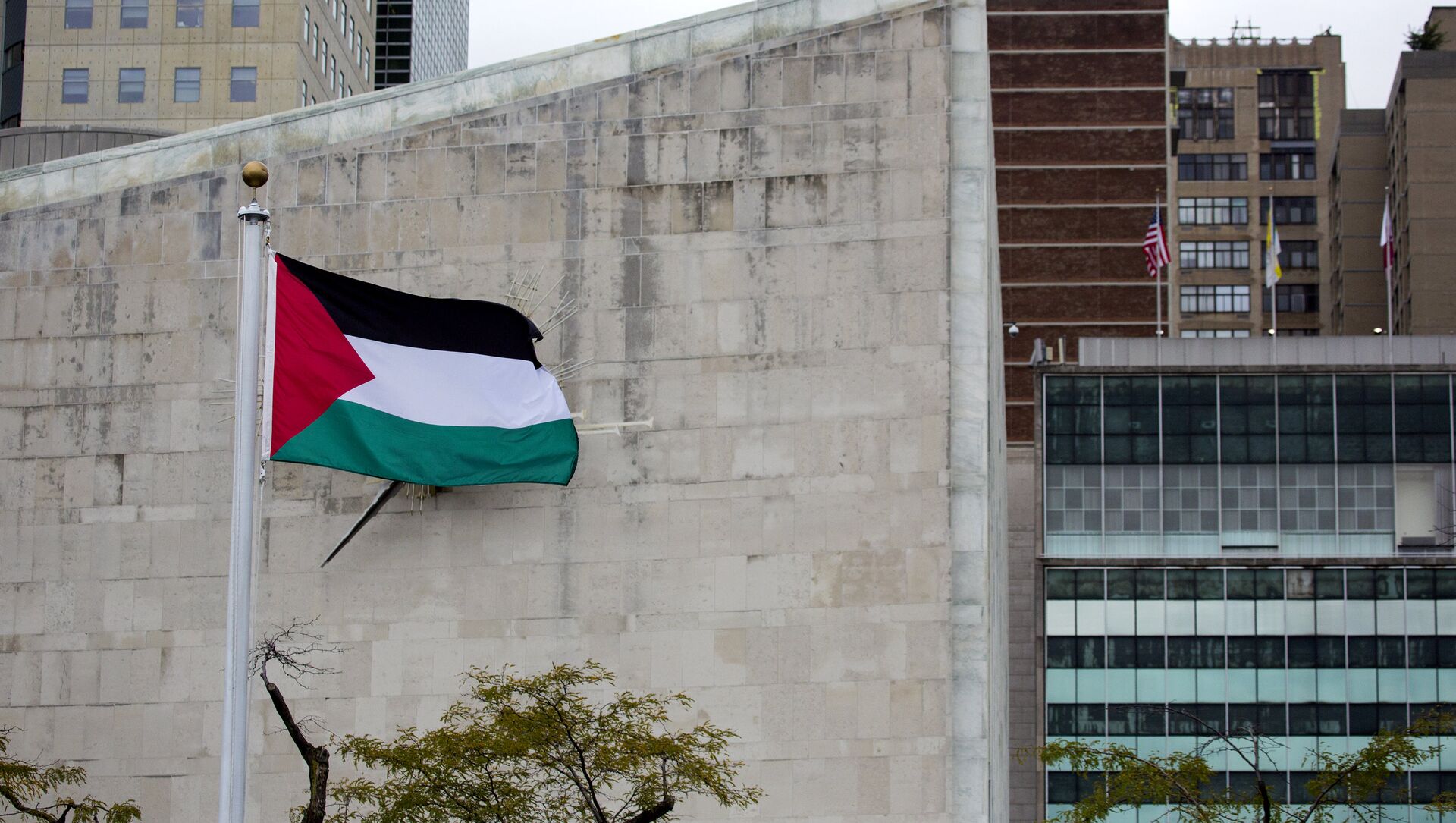A bandeira palestina tremula sobre o Jardim das Rosas, na sede das Nações Unidas. - Sputnik Brasil, 1920, 23.02.2021