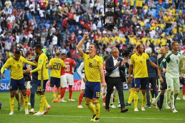 Suecos festejam vitória sobre a Suíça nas oitavas de final da Copa do Mundo FIFA 2018 - Sputnik Brasil
