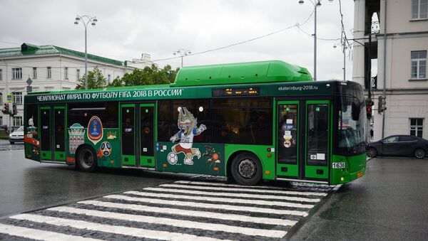 Tróleibus com desenhos da Copa do Mundo em Ekaterinburgo - Sputnik Brasil