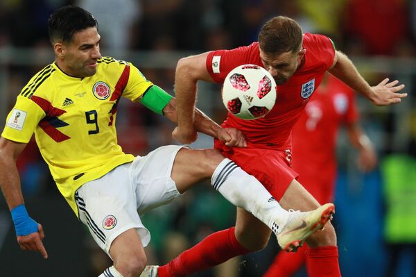 Falcao García e Jordan Henderson brigando pela bola no duelo entre Colômbia e Inglaterra, pelas oitavas de final da Copa do Mundo - Sputnik Brasil