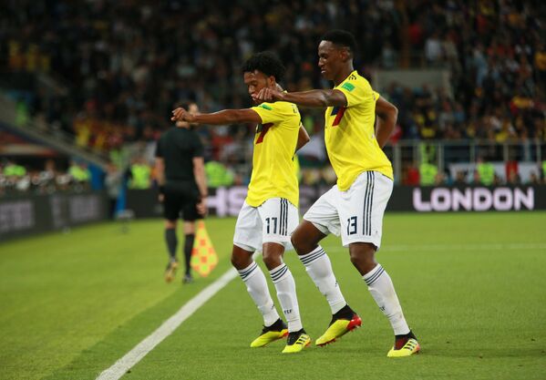 Cuadrado e Mina comemoram gol da Colombia - Sputnik Brasil