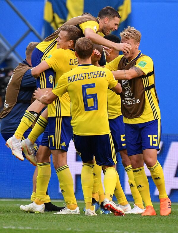Seleção da Suécia comemora a vitória contra a Suíça - Sputnik Brasil