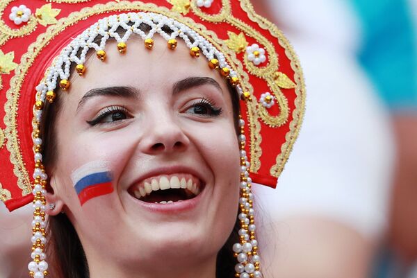 Torcedora da Seleção Russa sorrindo antes da partida entre Espanha e Rússia nas oitavas de final da Copa do Mundo 2018 - Sputnik Brasil