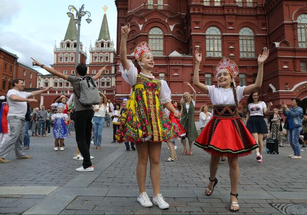 Torcedores dançam na praça Manezhnaya no centro de Moscou - Sputnik Brasil