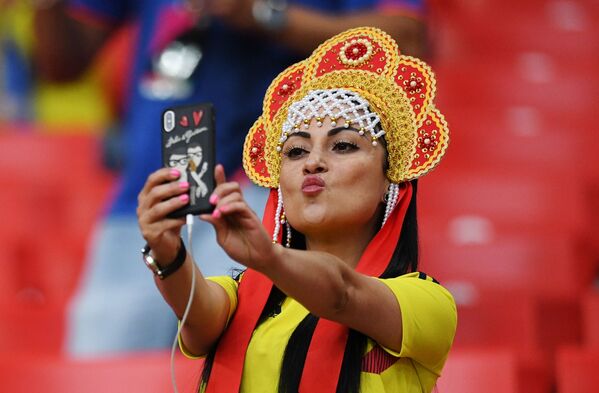 Torcedora da Seleção Colombiana tira selfie antes da partida entre Colômbia e Inglaterra nas oitavas de final da Copa do Mundo 2018 - Sputnik Brasil