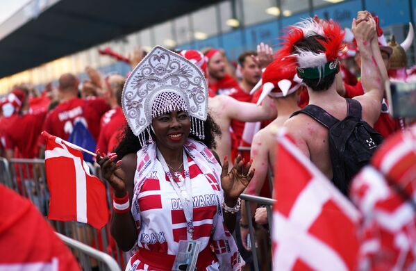 Torcedora da Seleção Dinamarquesa assiste à partida da Dinamarca contra Croácia nas oitavas de final da Copa do Mundo 2018 - Sputnik Brasil