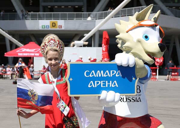 Menina em traje tradicional russo posa junto a Zabivaka (aquele que marca um gol, em russo) – a mascote oficial da Copa do Mundo FIFA de 2018, celebrada na Rússia - Sputnik Brasil