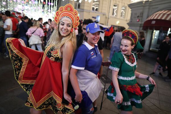 Torcedores russos celebram a vitória de sua seleção sobre o Egito na fase de grupos da Copa do Mundo 2018 - Sputnik Brasil