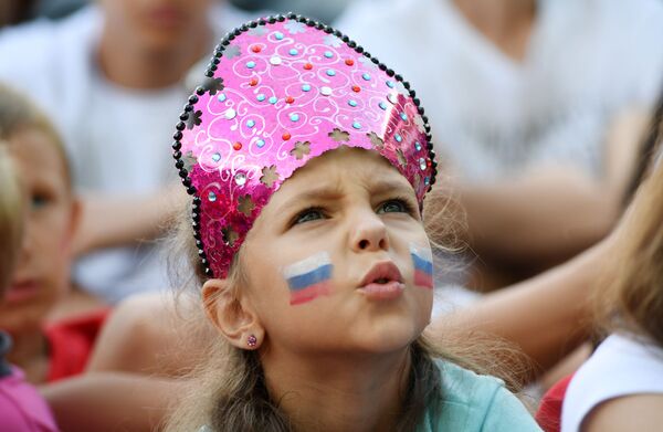 Menina apoia sua seleção na partida entre França e Espanha nas oitavas de final da Copa do Mundo - Sputnik Brasil