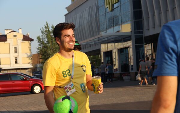 Torcedores do grupo Segue o Hexa jogam bola em Kazan, em 4 de julho de 2018 - Sputnik Brasil