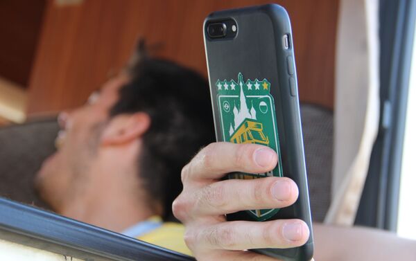 Logo go Segue o Hexa aparece na capa do celular de um dos torcedores - Sputnik Brasil