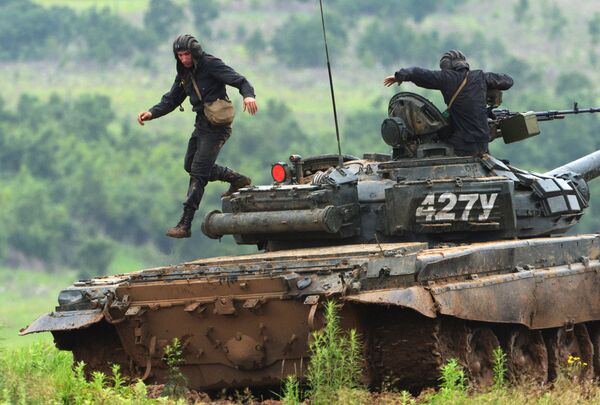 Tripulação de tanque T-72 depois de exercício de tiro no campo de treinamento Sergeevsky na região russa de Primorie - Sputnik Brasil