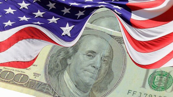 Montagem de nota de 100 dólares junto à bandeira dos Estados Unidos (foto de arquivo) - Sputnik Brasil