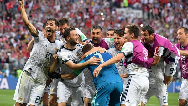 Os jogadores da Rússia celebram a vitória da equipe nas oitavas contra a Espanha no estádio Luzhniki em Moscou. - Sputnik Brasil