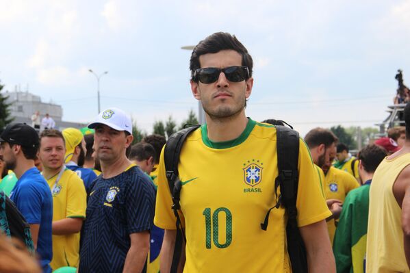 Torcedor brasileiro ao dar boas-vindas à Seleção perto do hotel Mirage, em Kazan, em 5 de julho de 2018 - Sputnik Brasil