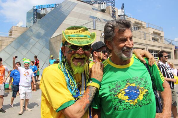 Torcedores brasileiros ao dar boas-vindas à Seleção perto do hotel Mirage, em Kazan, em 5 de julho de 2018 - Sputnik Brasil