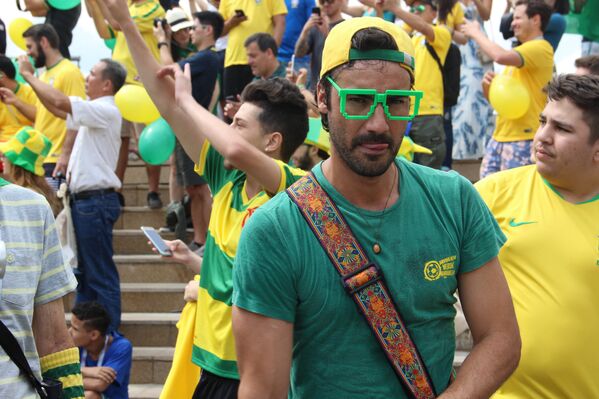 Luiz, líder da torcida Movimento Verde e Amarelo, ao dar boas-vindas à Seleção perto do hotel Mirage, em Kazan, em 5 de julho de 2018 - Sputnik Brasil