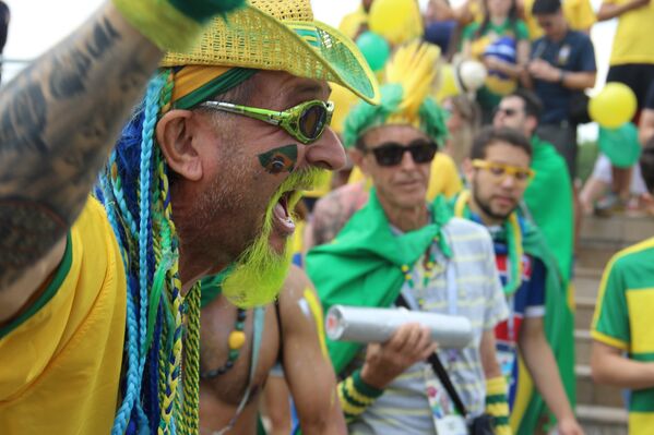 Torcedor brasileiro grita ao dar boas-vindas à Seleção perto do hotel Mirage, em Kazan, em 5 de julho de 2018 - Sputnik Brasil