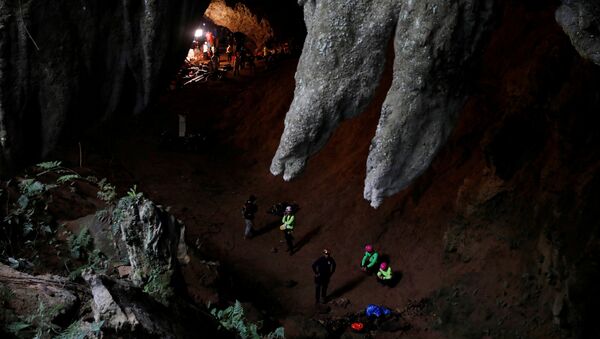 Equipe de resgate no complexo de cavernas de Tham Luang durante operação para salvar 12 meninos e o técnico de um time de futebol infantil - Sputnik Brasil