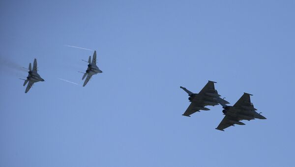 Dois caças franceses Rafale (à direita) e dois MiG-29 poloneses (à esquerda) sobre a base aérea de Malbork (imagem referencial) - Sputnik Brasil