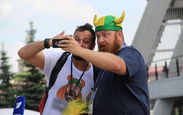 Tomer Savoia, capitão da torcida brasileira na Rússia que virou meme, faz selfie com fã - Sputnik Brasil