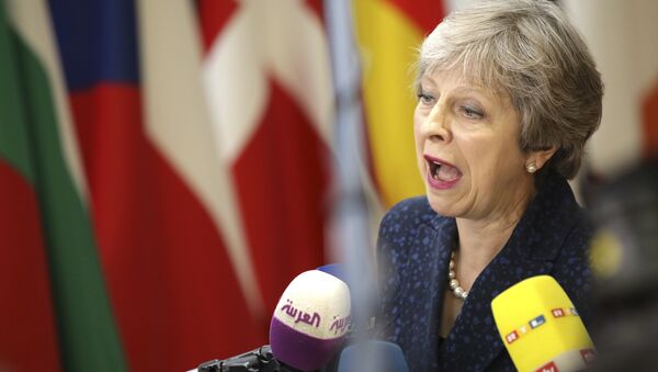 A primeira-ministra britânica, Theresa May, fala com a mídia ao chegar a uma cúpula da UE no edifício Europa, em Bruxelas. - Sputnik Brasil