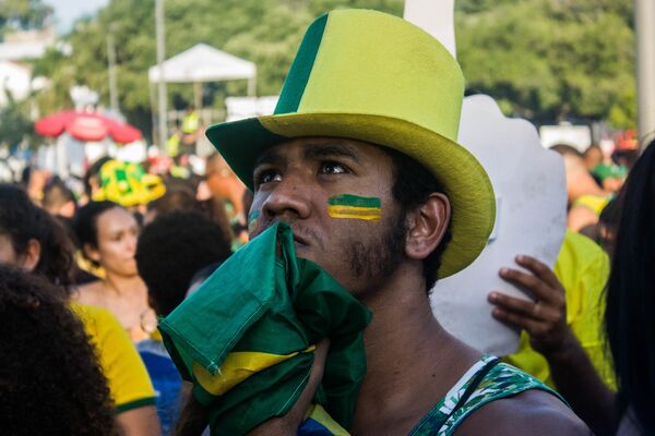 Torcedor sofre durante o jogo que eleiminou o Brasil na Copa do Mundo de 2018. - Sputnik Brasil