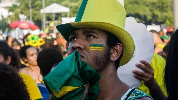 Torcedor sofre durante o jogo que eleiminou o Brasil na Copa do Mundo de 2018. - Sputnik Brasil