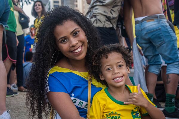 Ariana Cristina Ribeiro e seu filho assistiram ao jogo do Brasil contra a Bélgica na Praça Mauá, no Rio de Janeiro. - Sputnik Brasil