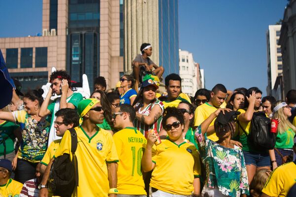 Trocida brasileira se aglomera na Praça Mauá, ponto turístico do Rio de Janeiro, para assistir à partida entre Brasil e Bélgica na Copa do Mundo de 2018. - Sputnik Brasil