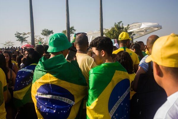 Torcedores se vestem de Brasil para o jogo entre Brasil e Bélgica nas quarta de final da Copa do Mundo. - Sputnik Brasil