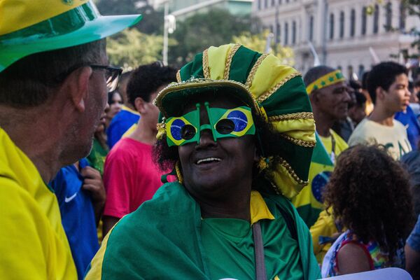 Torcedora sorri trajada dos pés à cabeça com as cores do Brasil. - Sputnik Brasil