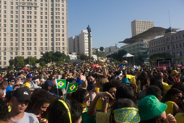 Multidão se aglomera na Praça Mauá, no Rio de Janeiro, para ver a partida entre Brasil e Bélgica pelas quarta de final da Copa do Mundo de 2018. - Sputnik Brasil