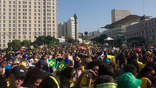 Multidão se aglomera na Praça Mauá, no Rio de Janeiro, para ver a partida entre Brasil e Bélgica pelas quarta de final da Copa do Mundo de 2018. - Sputnik Brasil