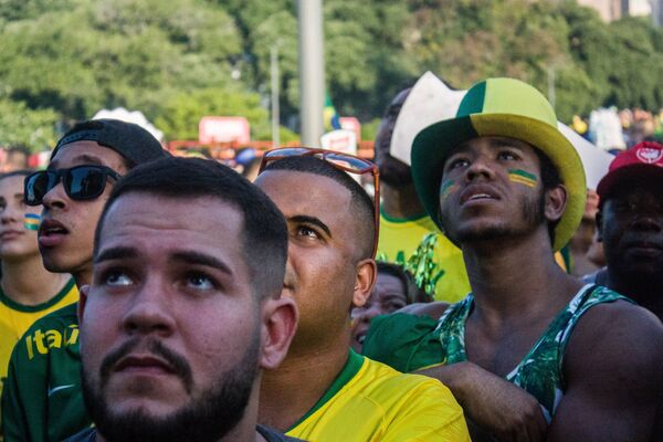 Torcedores aflitos olham para o telão esperando que o Brasil reaja ao placar favorável à Bélgica. - Sputnik Brasil