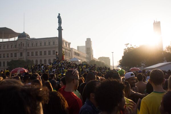 Sol se põe diante de multidão no Rio de Janeiro. Dezenas de milhares de torcedores se juntaram para assistir a derrota do Brasil diante da Bélgica. - Sputnik Brasil