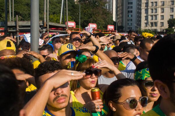 Sol forte no Rio de Janeiro atrapalha a visão dos torcedores na Praça Mauá durante a Copa do Mundo de 2018. - Sputnik Brasil