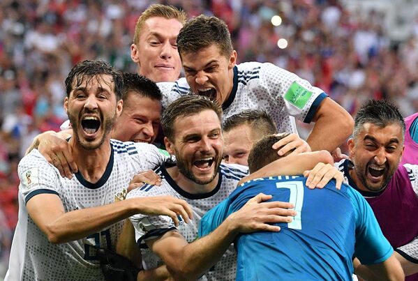 Jogadores da Seleção Russa celebrando a vitória nas oitavas sobre o seu rival Espanha - Sputnik Brasil