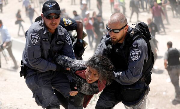 Policiais israelenses detendo uma moça palestina na região da Cisjordânia - Sputnik Brasil