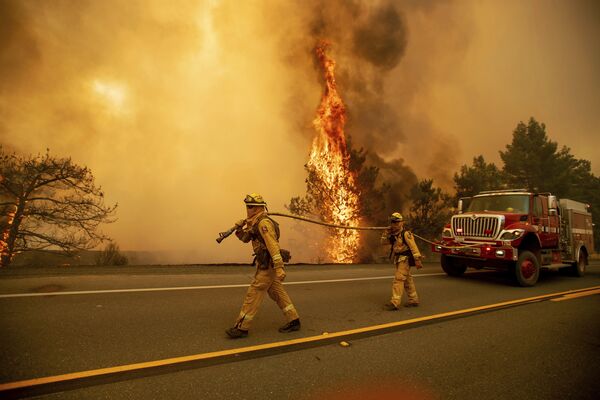 Bombeiros durante extinção dos fortíssimos incêndios florestais na Califórnia - Sputnik Brasil