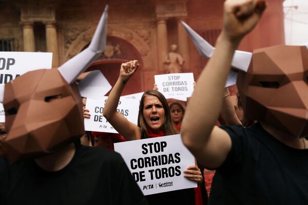 Defensores de direitos dos animais protestando contra a corrida de touros na véspera do festival San Fermin na cidade espanhola de Pamplona - Sputnik Brasil
